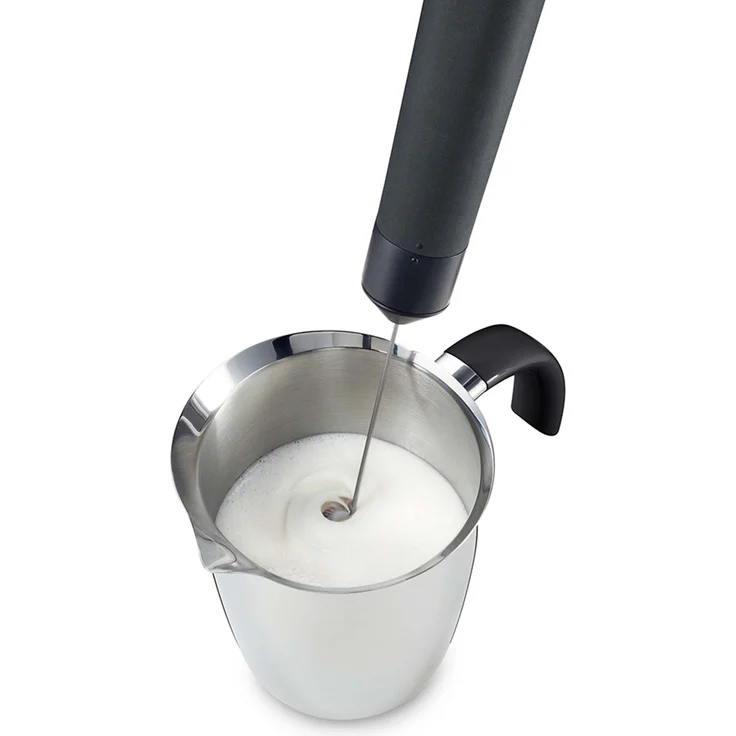 Tchibo elektrischer Hand-Milchaufschäumer, Spülmaschinengeeigneter Edelstahlquirl, inkl. Batterien, für Latte Macchiato, Cappuccino und Kakao, Schwarz – Bild 3