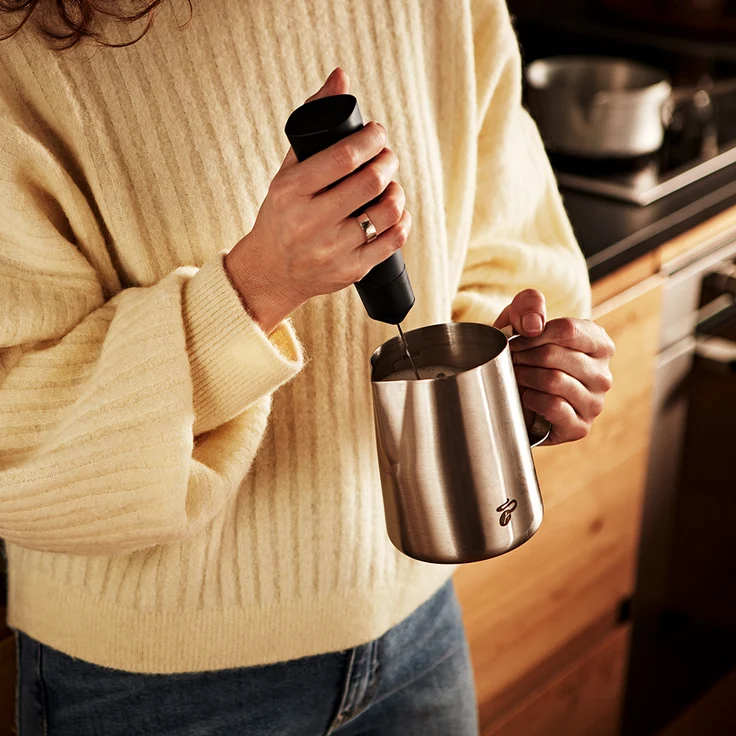Tchibo elektrischer Hand-Milchaufschäumer, Spülmaschinengeeigneter Edelstahlquirl, inkl. Batterien, für Latte Macchiato, Cappuccino und Kakao, Schwarz – Bild 4