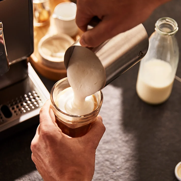 Tchibo elektrischer Hand-Milchaufschäumer, Spülmaschinengeeigneter Edelstahlquirl, inkl. Batterien, für Latte Macchiato, Cappuccino und Kakao, Schwarz – Bild 6
