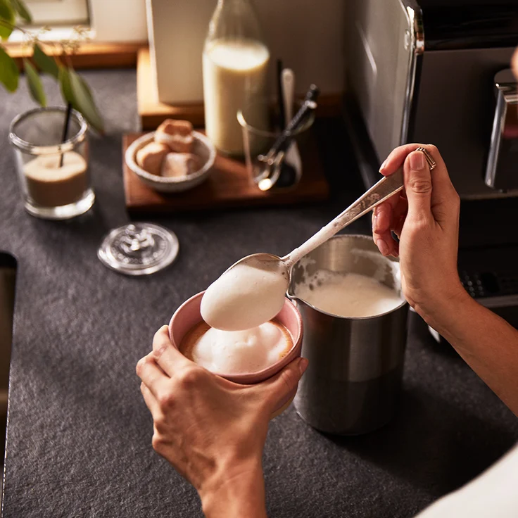 Tchibo elektrischer Hand-Milchaufschäumer, Spülmaschinengeeigneter Edelstahlquirl, inkl. Batterien, für Latte Macchiato, Cappuccino und Kakao, Schwarz – Bild 7