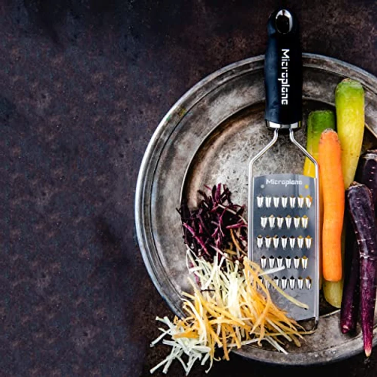 Microplane Feine Julienne-Reibe Edelstahl Schwarz aus der Gourmet Serie für Karotte, Zucchini, Kartoffel, Apfel, Rote Beete und Rettich – Bild 4