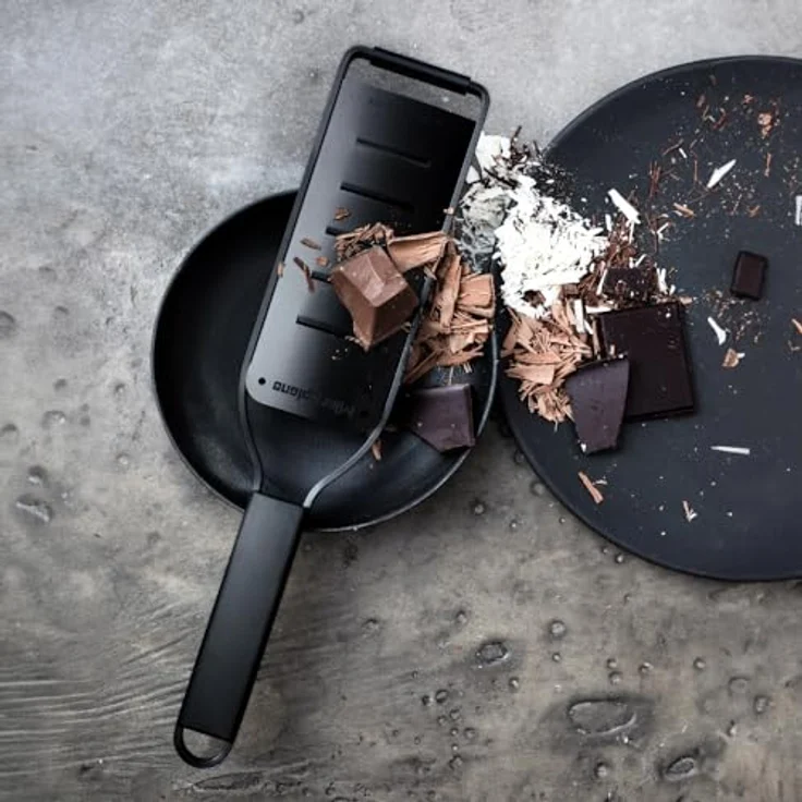 Microplane Große Raspel, Edelstahlk Küchenreibe für Parmesan, Schokolade, Trüffel & Butterflocken, schwarz, mit Schutzhülle und rutschfestem Gummifuß – Bild 4