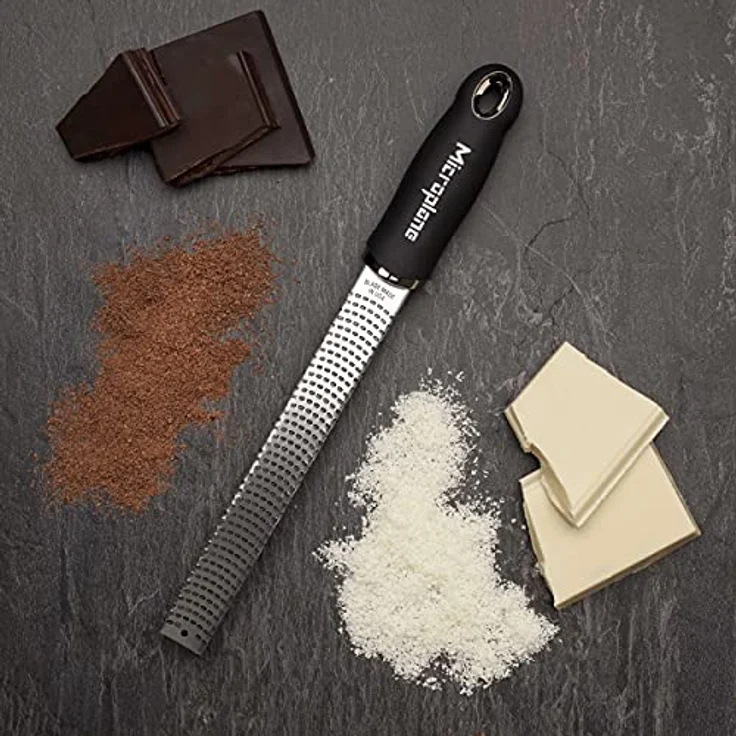 Microplane Küchenreiben-Set (Zester, Gemüsehobel & Handschuh) für Parmesan, Kartoffel, Gurke, Zucchini, Karotte, Ingwer und Muskatnuss mit rasiermesserscharfen Edelstahlklingen – Bild 5