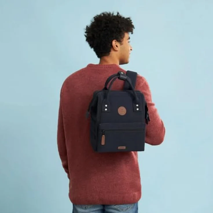 CABAIA Tagesrucksack Adventurer S Nubuck (3-tlg), Cityrucksack aus hochwertigem Kunstleder, 100% vegan, 12 Liter Volumen, wasserabweisend, YKK Reißverschlüsse, gepolstertes Laptopfach bis 10,5", Flaschenhalterung, verstecktes Rückenfach, in stylischem Lederlook – Bild 2