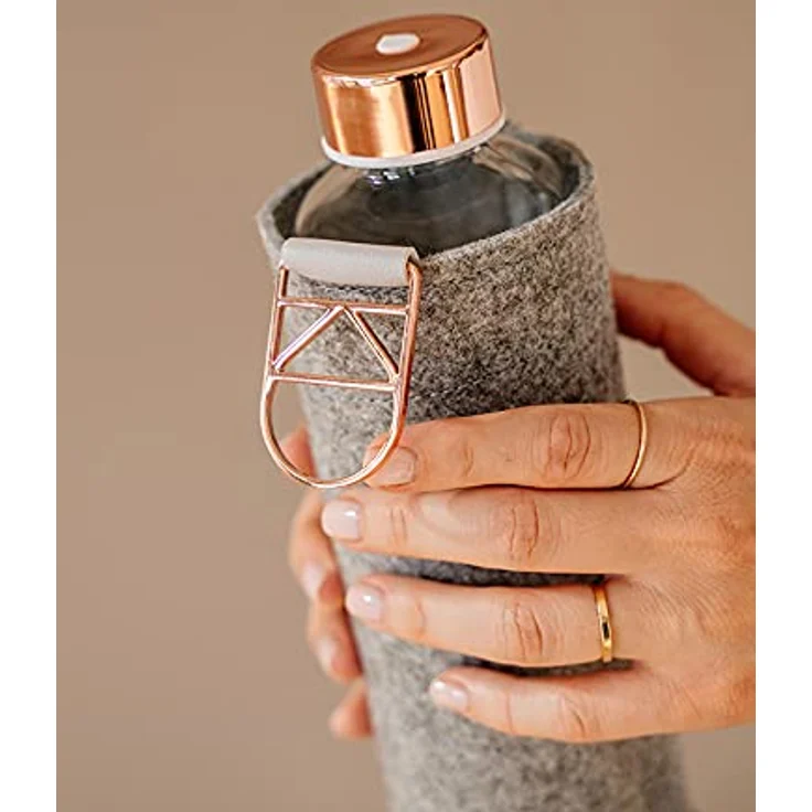 EQUA Glasflasche mit Filzhülle Mismatch Rose Gold 750 ml - Trinkflasche aus Glas mit Schutzhülle 0,75 l - Sportflasche mit Cover - Designer Trinkflasche für unterwegs – Bild 6