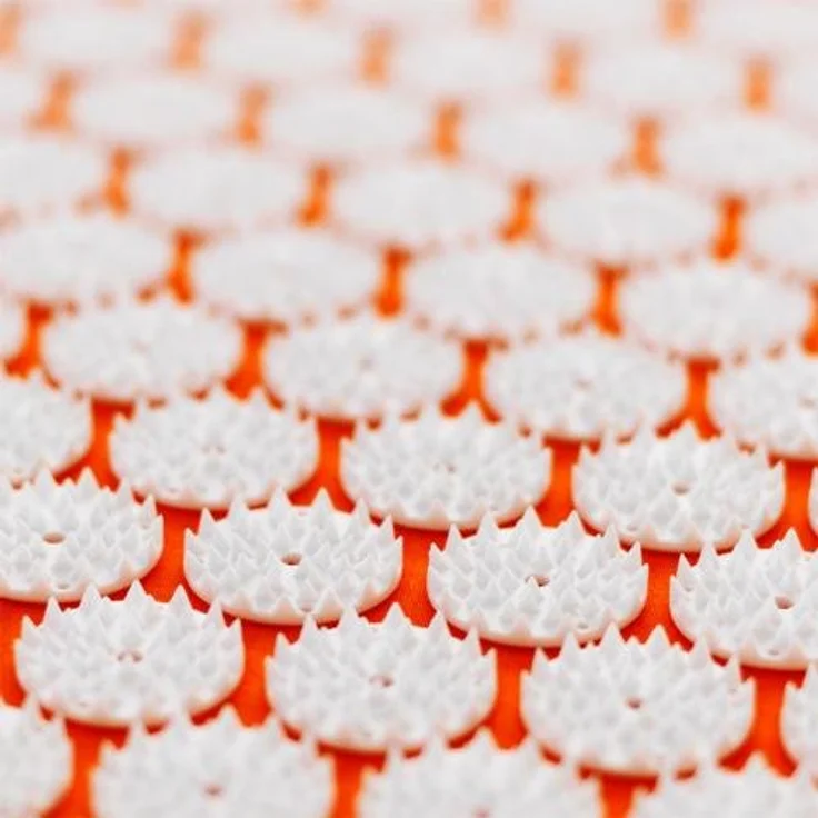 bodhi Akupressurmatte Akupressur Kissen VITAL aubergine, mit 1.452 Akupressur-Spitzen – Bild 2