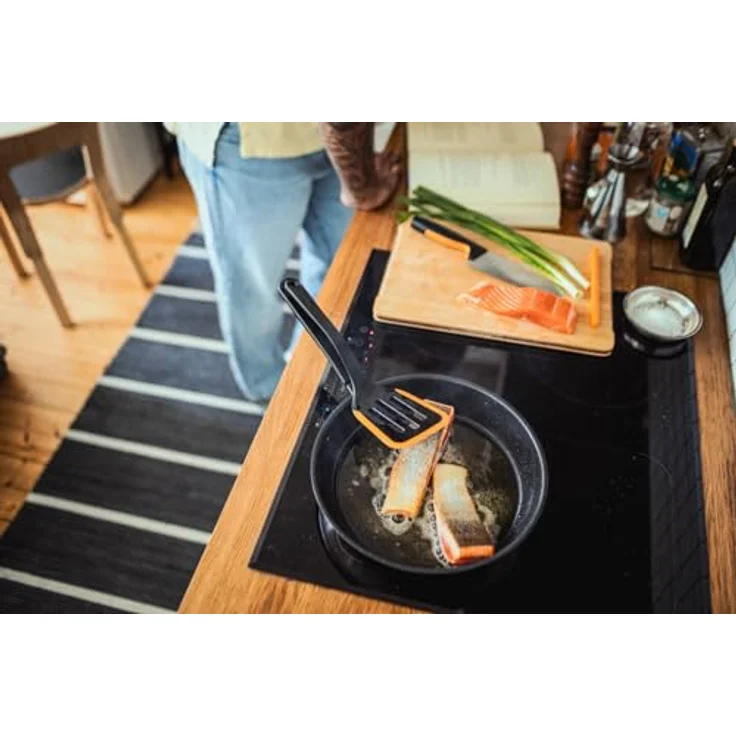 Fiskars Functional Form Pfannenwender, flexibler Wender für Omeletts und Pfannkuchen, hitzebeständig bis 220°C, integrierte Ablage, Länge 29,5 cm, Schwarz/Orange – Bild 5