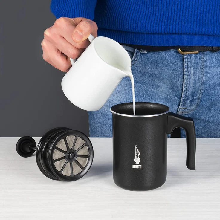 Bialetti Tutto Crema Milchaufschäumer 3 Tassen mit Doppelsieb für einen stabilen Milchschaum, 0.5 L, schwarz – Bild 5