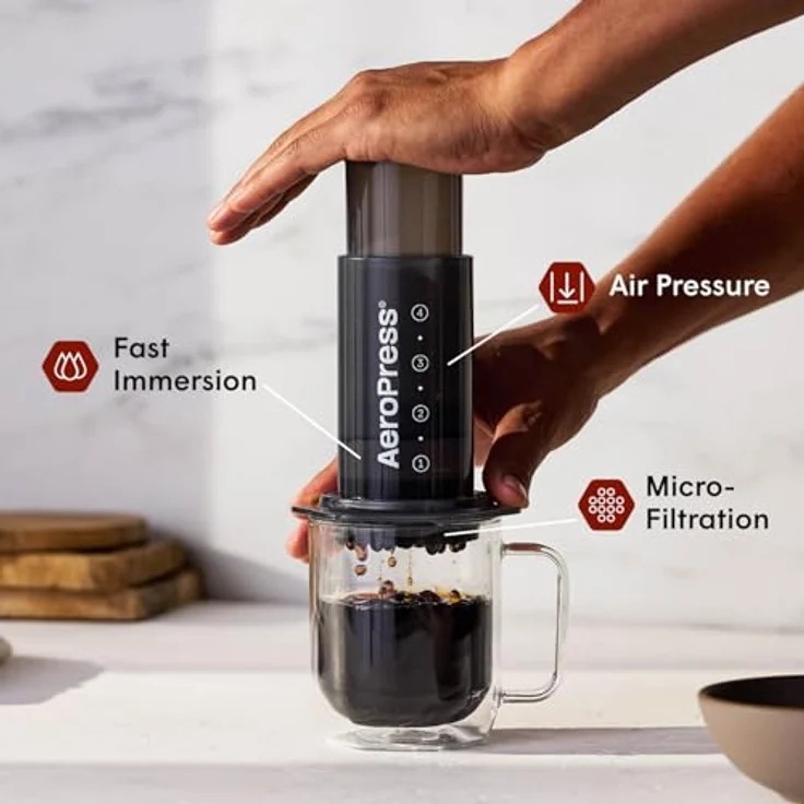 AeroPress Kaffeebereiter Coffee Maker, inkl. 100 Filtern - Kaffeebereiter für unterwegs, sanfter Luftdruck für perfekten Kaffeegeschmack – Bild 3