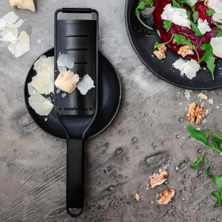 Microplane Große Raspel, Edelstahlk Küchenreibe für Parmesan, Schokolade, Trüffel & Butterflocken, schwarz, mit Schutzhülle und rutschfestem Gummifuß – Bild 2