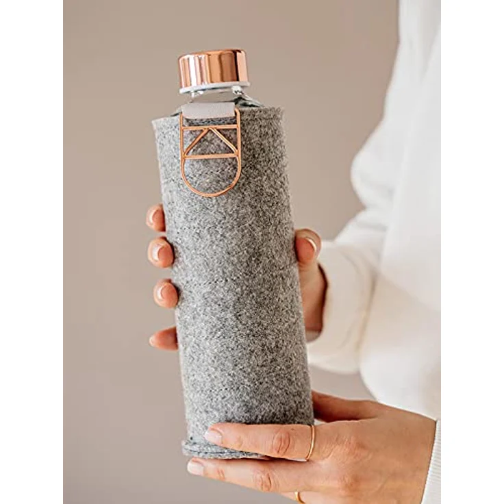 EQUA Glasflasche mit Filzhülle Mismatch Rose Gold 750 ml - Trinkflasche aus Glas mit Schutzhülle 0,75 l - Sportflasche mit Cover - Designer Trinkflasche für unterwegs – Bild 3