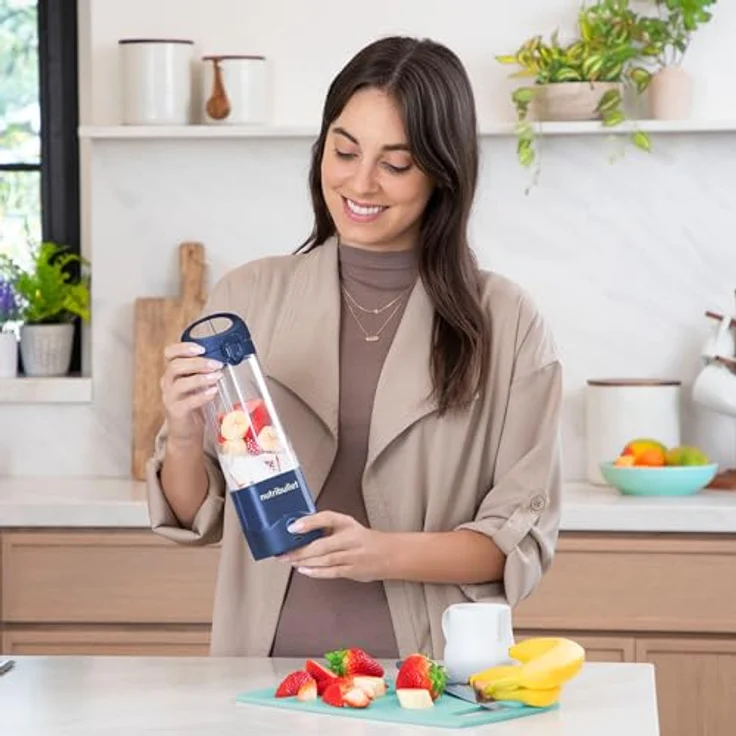 NutriBullet Tragbarer 60-W-Mixer in Marineblau – leistungsstarke Extraktorklinge, 590-ml-Tasse, To-Go-Deckel, USB-C-Ladekabel – Bild 5
