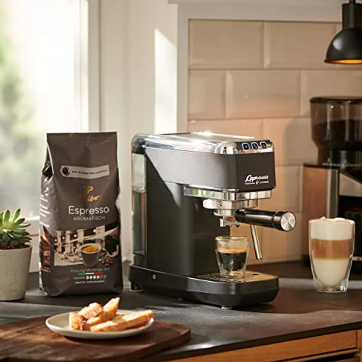 Tchibo Siebträger Espressomaschine „Lapressa“, mit Doppelauslauf und Milchaufschäumdüse (15 bar, 980ml Wassertank), inkl. zwei doppelwandigen Sieben, für Espresso und Milchschaum, schwarz - Preisvergleich – Bild 5