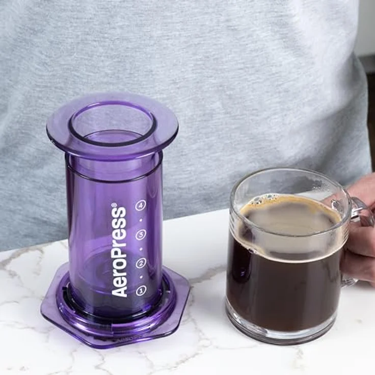 AeroPress Clear Violette Kaffeepresse – 3-in-1 Kaffeemaschine kombiniert French Press & Espresso – Vollmundiger Kaffee ohne Bitterkeit – Tragbare Mini-Kaffeemaschine für Camping & Reisen, Violett – Bild 3