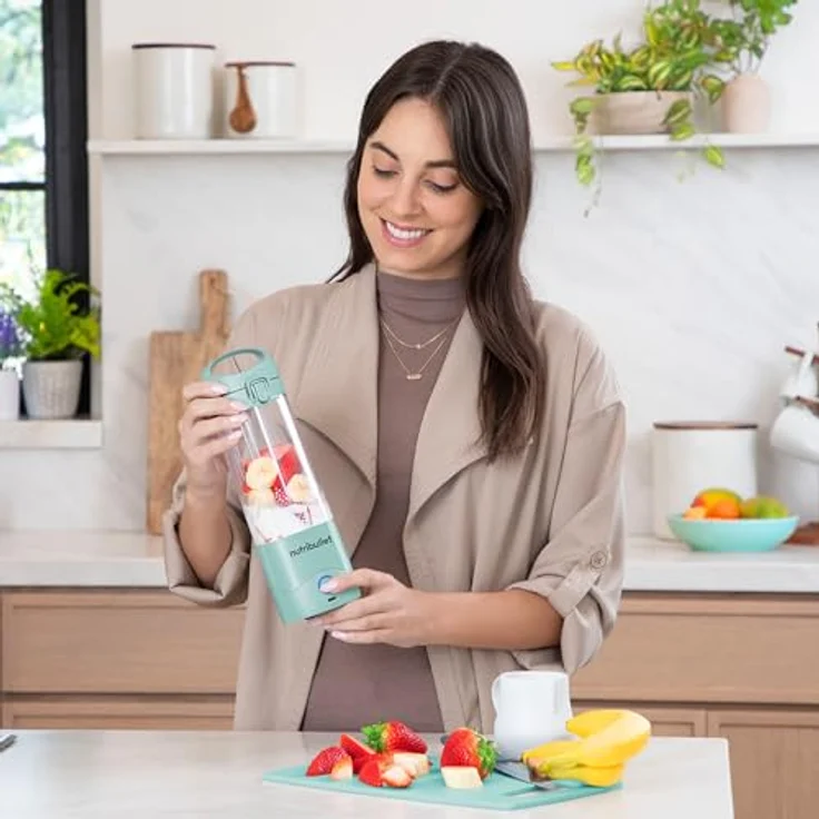 NutriBullet Tragbarer 60-W-Mixer in Hellblau – leistungsstarke Extraktorklinge, 590-ml-Tasse, To-Go-Deckel, USB-C-Ladekabel – Bild 5