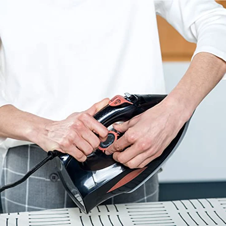 Black + Decker BXIR300E Dampfbügeleisen, 3000 W, Keramik, Schwarz – Bild 6