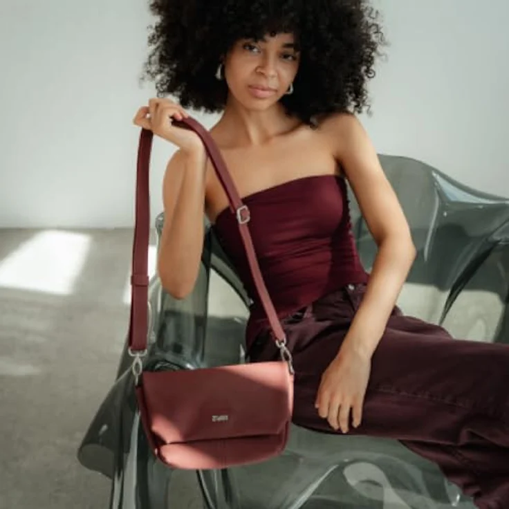 Zwei Mademoiselle.M Messenger, Handtasche aus pflegeleichtem Polyurethan mit Magnet- und Reißverschluss, 28 cm, schwarz – Bild 6