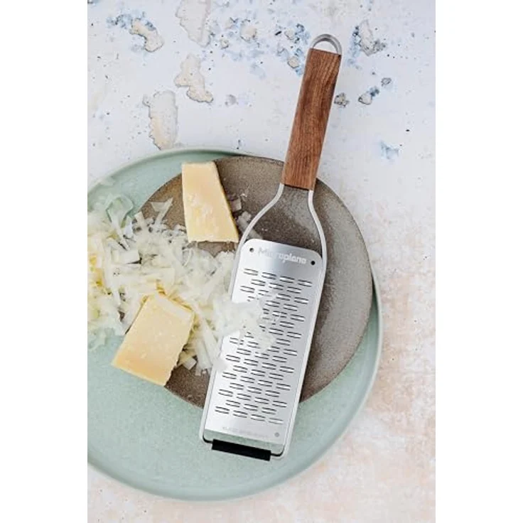 Microplane 2-Wege-Schneide Reibe Walnussholz Edelstahl aus der Master Serie für Hartkäse, Apfel, Karotte, Zucchini, Schokolade und Butter – Bild 3