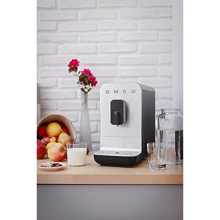 Smeg BCC01 Kaffeevollautomat 50s Style, 1,4 l Wassertank, mit integriertem Mahlwerk, matt schwarz – Bild 5