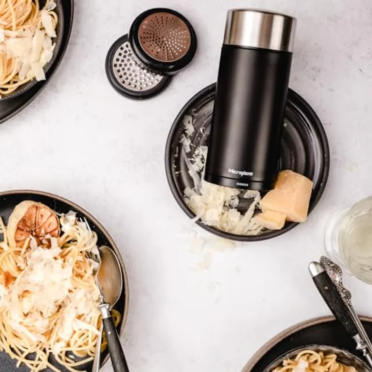 Microplane Universal Mill Edelstahlreibe mit Deckel | Ideal für Käse, Schokolade, Knoblauch, Nüsse, Samen, Kokosnuss und Gewürze | Präzises und einfach zu bedienendes Küchenwerkzeug – Bild 6