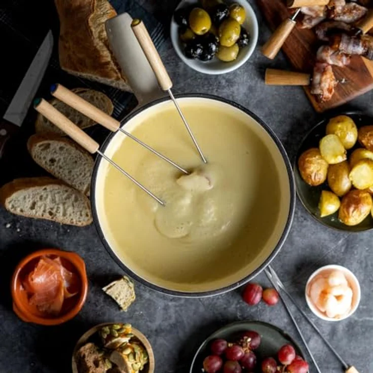 BBQ-Toro Gusseisen Fondue Set für 6 Personen | 2 Liter | Fondueset 9 teilig mit Brenner und Gabeln | Fondue-Set, Käsefondue Set, Fleischfondue Set, Schokofondue Set (Creme emailliert) – Bild 3