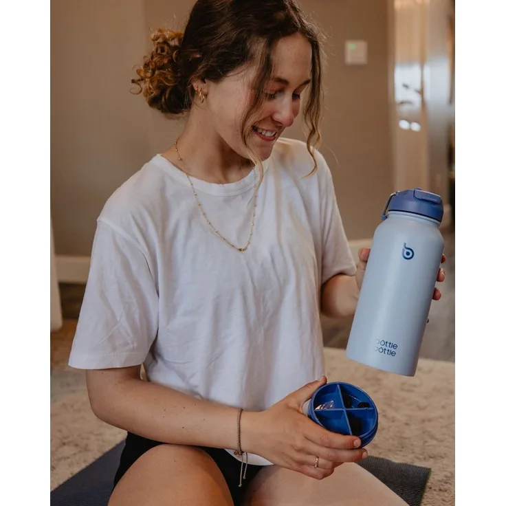 BOTTLE BOTTLE Edelstahl Trinkflasche mit Strohhalm, auslaufsichere Isolierflasche, 900 ml, blau, doppelwandig, für Sport & Fitnessstudio, mit Pillenfach