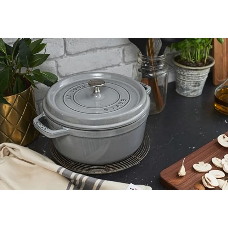 Staub 1102218 Cocotte-Bräter, rund mit Deckel 22 cm, 2,6 L, mit mattschwarzer lierung im Inneren des Topfes, graphitgrau – Bild 4