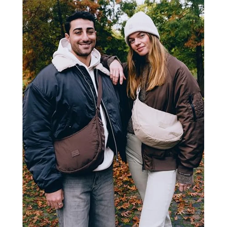Johnny Urban Umhängetasche Kaia Small Half Moon Bag im Puffer Design, Wasserabweisend, 100% recyceltes Nylon, 4 Liter Volumen, Schwarz – Bild 3