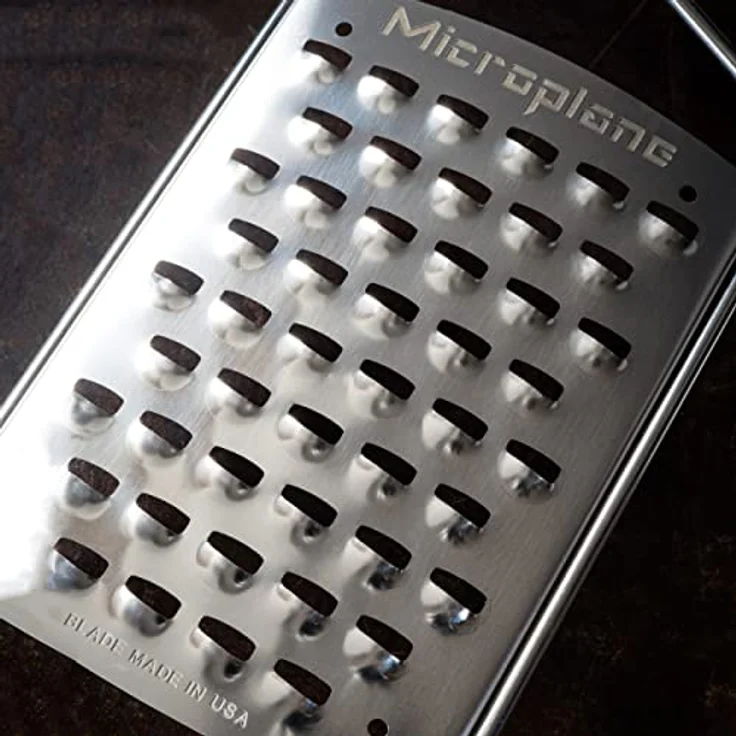 Microplane Küchenreibe Ultra XL-Grob Edelstahl Schwarz aus der Gourmet Serie für Kartoffel, Käse, Kohl, Gurke, Kürbis und Zucchini – Bild 2