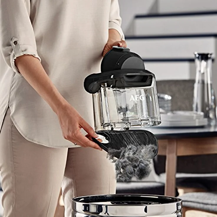 AEG LX7-2-ÖKOX Staubsauger ohne Beutel (55% Recyclingmaterial, inkl. Zusatzdüsen, 750 Watt, 9 m Aktionsradius, 1,4 l Staubbehälter, ergonomischer Handgriff, waschbarer Hygiene Filter, schwarz-grün) – Bild 5