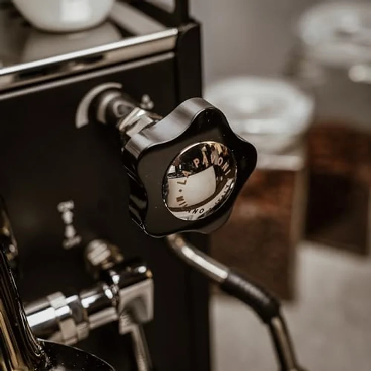La Pavoni New Cellini Classic, Semiprofessionelle Espresso-Kaffeemaschine LPSCCB01EU, 1400 W, Schwarzer Stahl, mit Drehventilen, Dampf- und Heißwasserlanze – Bild 4