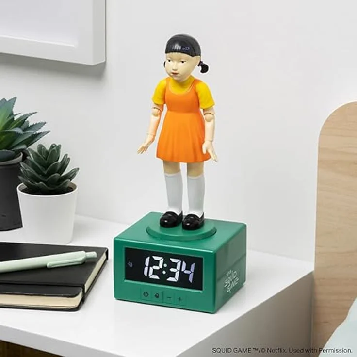 Paladone Squid Game Doll Wecker – Digitaler Lichtwecker mit rot-grünem Nachtlicht und offiziellem Soundtrack, batteriebetrieben – Bild 2