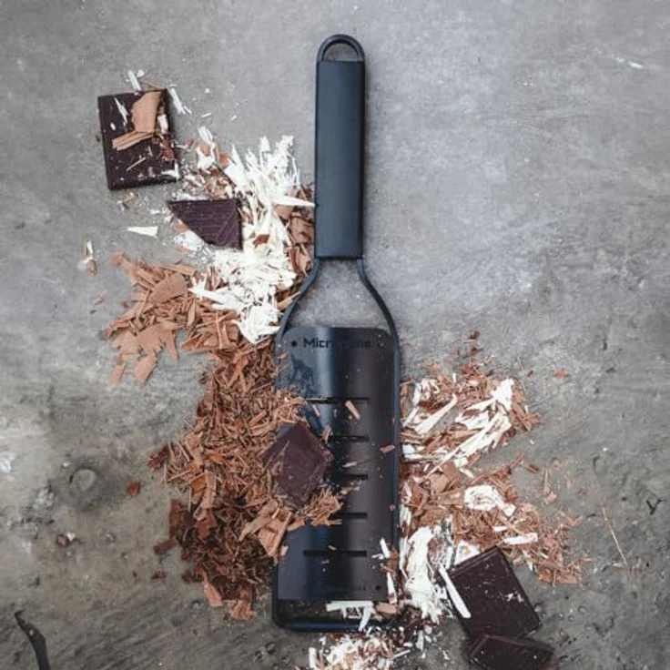 Microplane Große Raspel, Edelstahlk Küchenreibe für Parmesan, Schokolade, Trüffel & Butterflocken, schwarz, mit Schutzhülle und rutschfestem Gummifuß – Bild 3