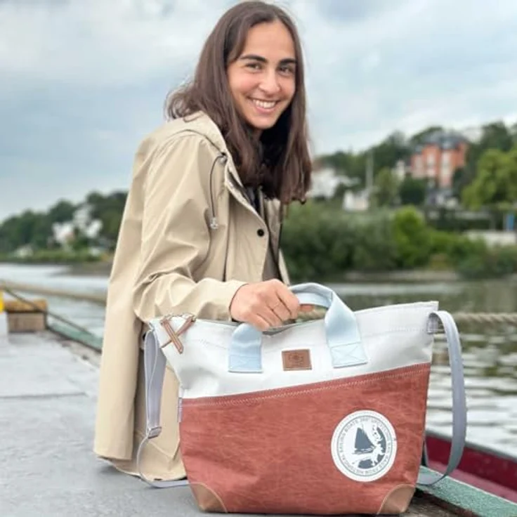 360Grad Suutje Umhängetasche aus recyceltem Segeltuch, weiß blau, 16L, leichtgewicht 0,4 kg – Bild 3