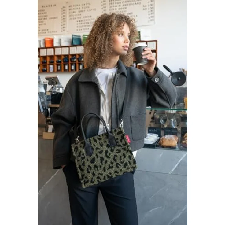 reisenthel daily shopper XS, Einkaufshilfe aus flauschigem Teddy-Material mit Leo-Print, Olivgrün, 4 l – Bild 5