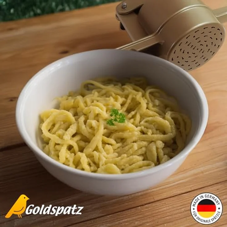 Goldspatz Spätzlepresse, unregelmäßige Lochform für Spätzle wie vom Brett, ergonomischer Griff, made in Germany, inkl. Rezept - Art.-Nr. 2192 – Bild 4
