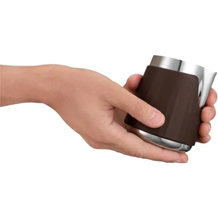 Sage Pro Control Jug - 420ml Griffloses Milchkännchen aus Edelstahl mit silikonbeschichtetem, abnehmbaren Mantel und neigbarer Öffnung für Latte Art – Bild 3