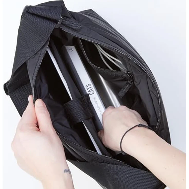 GOT BAG Puffer Square Bag Large Monochrome, vielseitige Handtasche aus recycelten Materialien, Schwarz, leicht und strapazierfähig – Bild 3