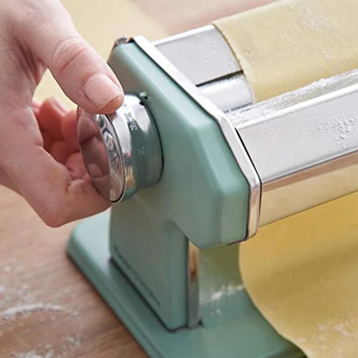 Springlane Nonna, Manuelle Nudelmaschine aus Edelstahl, inkl. Rezeptheft, Nudeltrockner, Linguineaufsatz & 3 Schneideaufsätzen für Spaghetti, Lasagne, Tagliatelle - Mint – Bild 4