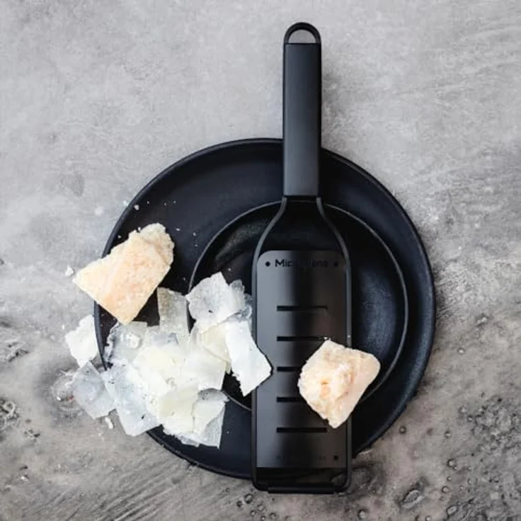 Microplane Große Raspel, Edelstahlk Küchenreibe für Parmesan, Schokolade, Trüffel & Butterflocken, schwarz, mit Schutzhülle und rutschfestem Gummifuß – Bild 5