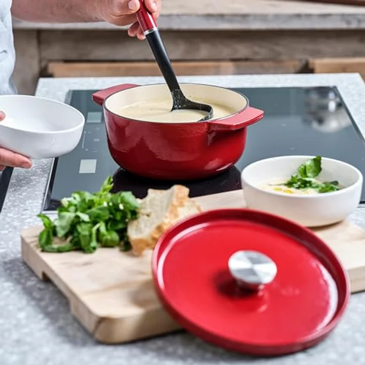 KitchenAid Cast Iron 22cm/3,3L Kasserolle mit Deckel, Hochwertig, Robust & Langlebig, PFAS-freie Emaille Innenseite, Induktion, Ergonomischer Griff, Ofenfest bis 260°C, Empire Red – Bild 3