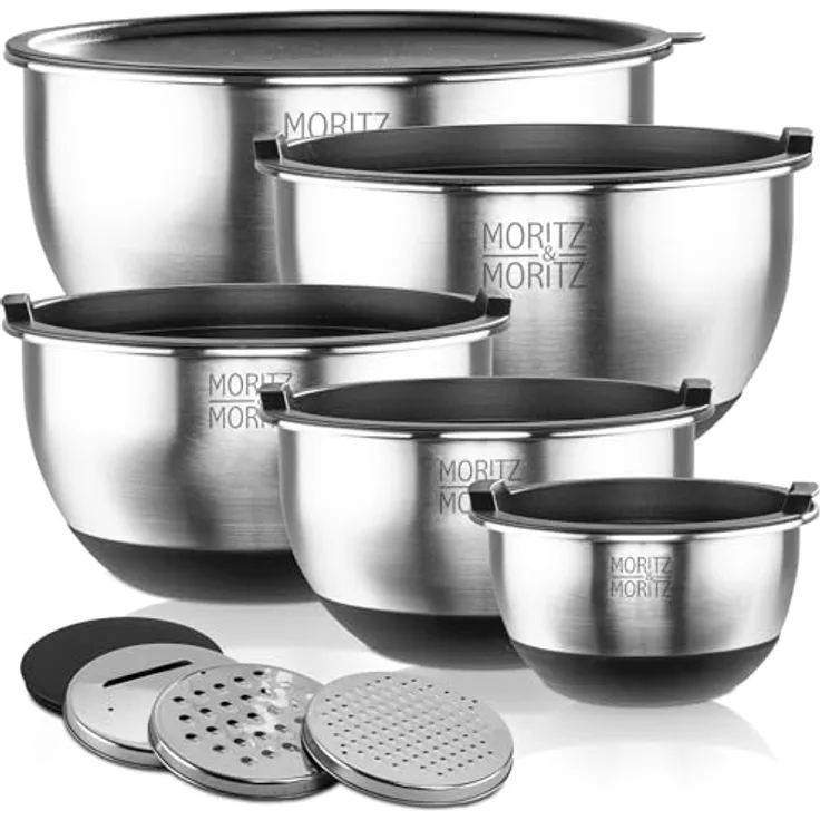 Moritz & Moritz 5er Rührschüssel mit Deckel - 0,6 - 4,5L - Rostfreier Edelstahl mit BPA freien Anti-Rutsch Böden – Salatschüssel mit Deckel groß, stapelbar - Milliliter und Quart Messskalen - inklusive Reibeinsätze