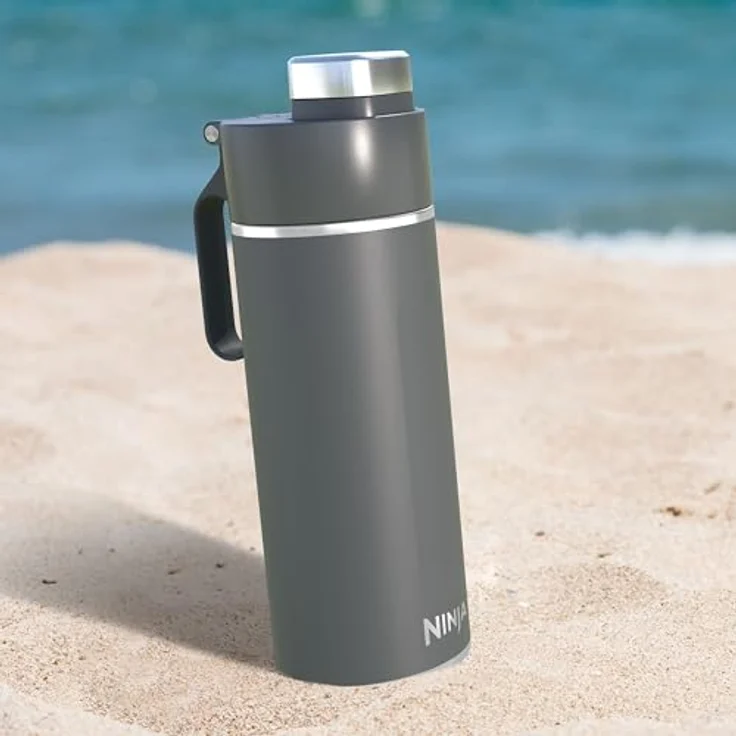 Ninja Thirsti Wasserflasche/Thermobecher to go, 700ml, Dreifach isolierter Travel Mug, Auslaufsicher, für kohlensäurehaltige, heiße & kalte Getränke, Grau – Bild 4