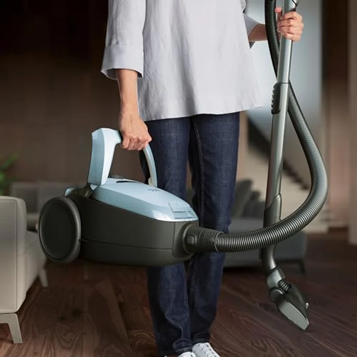 AEG VX82-1-4MB Staubsauger mit Beutel (Automatische Saugkraftregulierung, extrem leise auch auf Teppich, Aufnahme von großen + kleinsten Partikeln, langes Kabel, 55% Recyclingmaterial, 600W, hellblau) – Bild 3