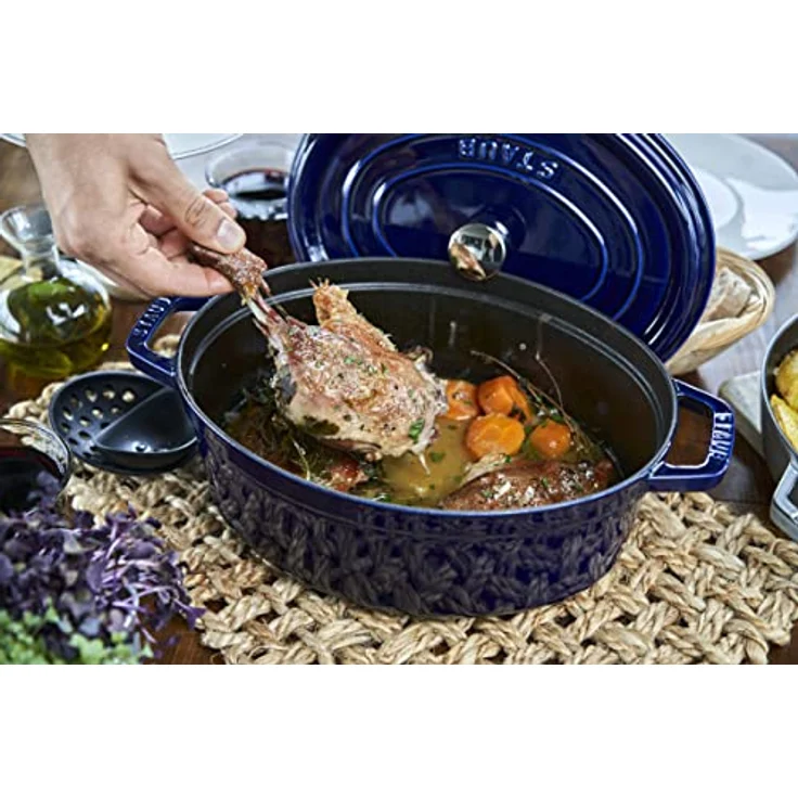 Staub 1103191 Cocotte-Bräter, oval mit Deckel 31 cm, 5,5 L, mit mattschwarzer lierung im Inneren des Topfes, dunkelblau – Bild 6