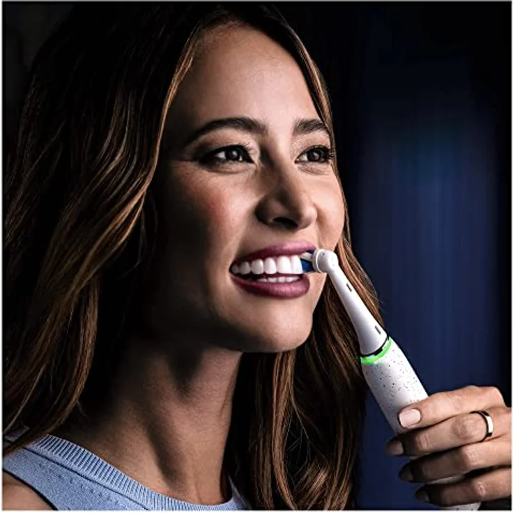 Oral-B Wiederaufladbare elektrische Zahnbürste iO 10 Weiß, 1 Kopf, 1 wiederaufladbare Reisetasche, 1 iO Sense-Ladegerät – Bild 2