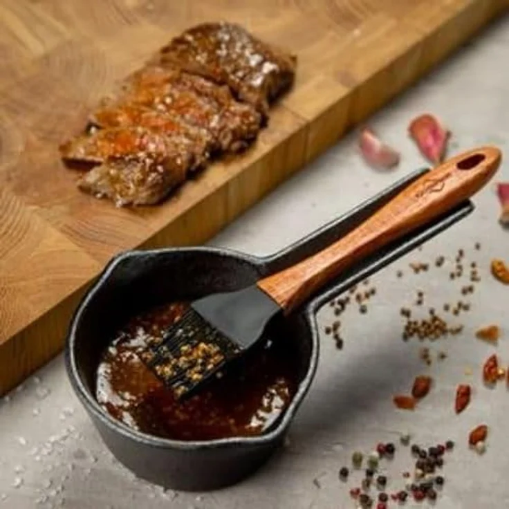 Küchenprofi Marinaden-Set BBQ, 400 ml, Gusseisen Topf mit Ausgießer und Pinsel, Marinade Pfännchen für den Grill, Töpfchen für scharfe Soße, Barbecue Sauce oder Chilli Sauce – Bild 2