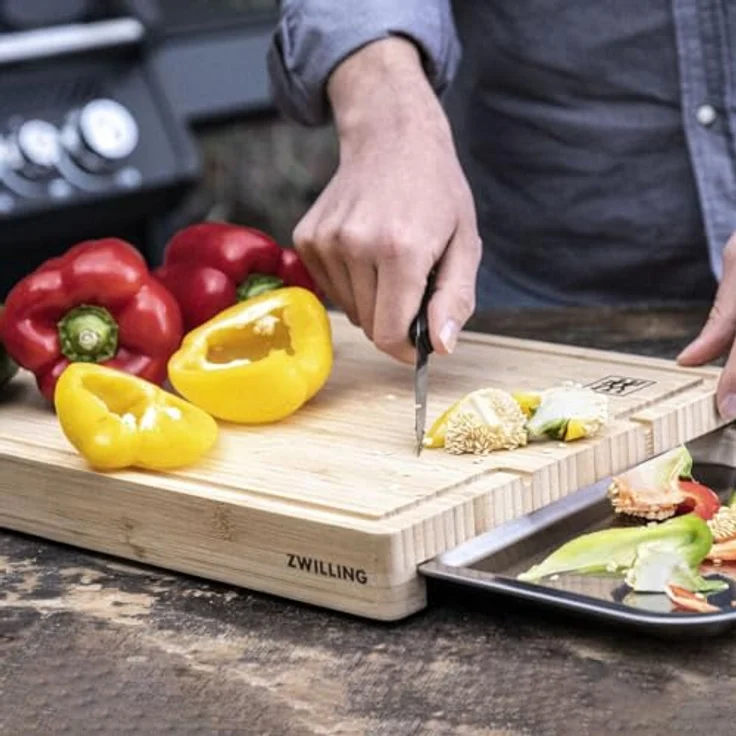 Zwilling BBQ+ Schneidbrett, Bambus und Edelstahl, Braun, mit FSC Zertifizierung, integrierter Edelstahl-Schublade und Antirutsch-Füßen – Bild 4