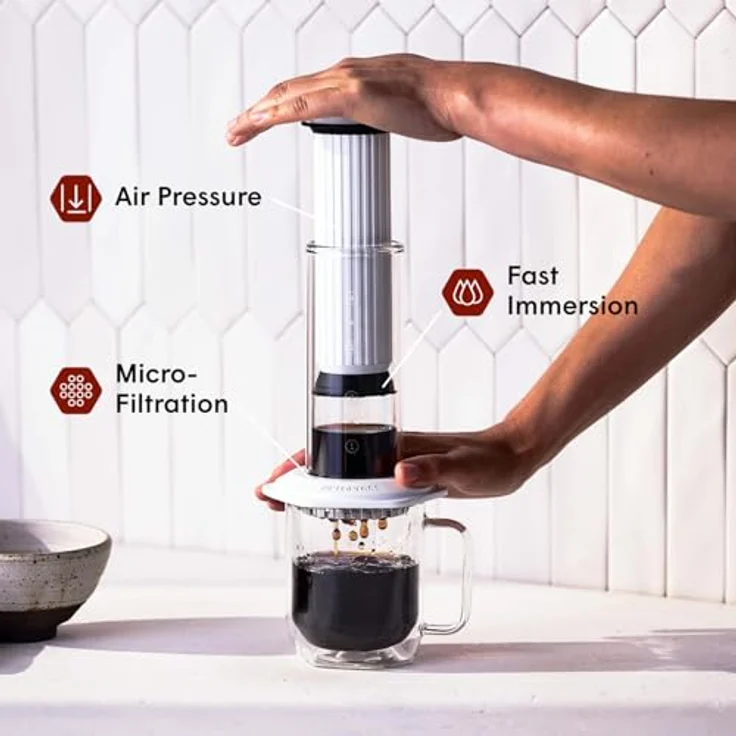 AeroPress Premium Kaffeepresse, 3-in-1 French Press aus Borosilikatglas, Edelstahl & Aluminium, weiß, für geschmackvolle Tassen in 2 Minuten – Bild 2