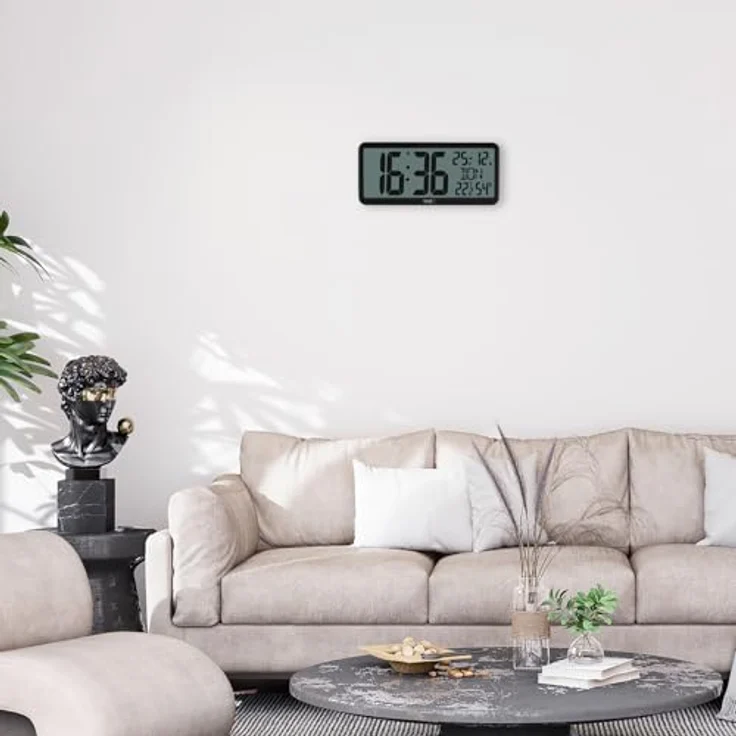 TFA Dostmann Digitale Wanduhr 60.4525, Funkuhr mit XXL Ziffern, Temperatur- und Luftfeuchtigkeitsanzeige, Kalender, schwarzes Design – Bild 2